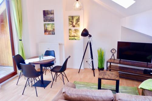 uma sala de estar com um sofá, uma mesa e uma televisão em Manitius 9, DD-Friedrichstadt (Zentrumsnah) em Dresden