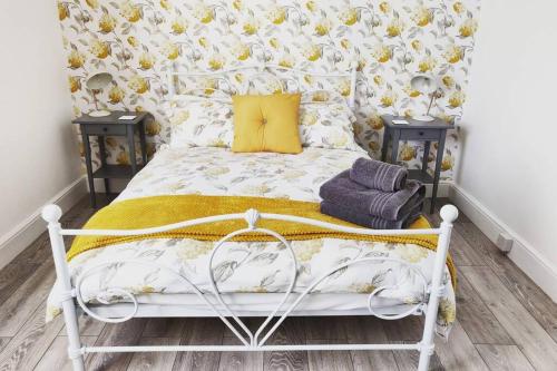 Dormitorio pequeño con cama blanca y almohada amarilla en New 1 Bed First Floor Flat in Central Fareham, en Fareham