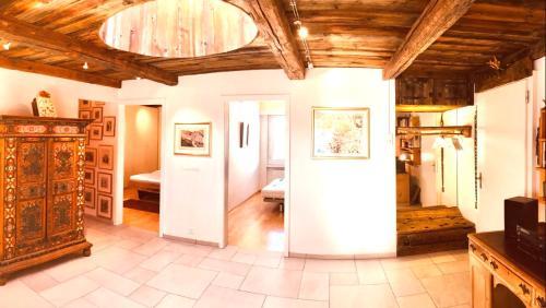 una gran sala de estar con techo de madera. en Mountain View en Andermatt