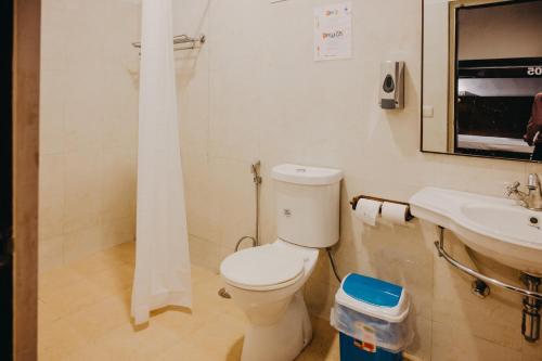 un baño con inodoro y lavabo en Horn Ok Please Hostel Jaipur, en Jaipur