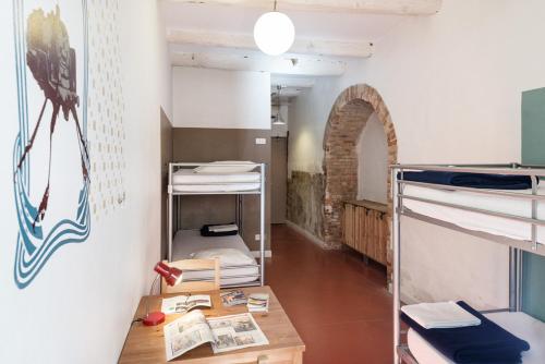 um quarto com beliches e uma mesa em Hostel Vertigo Vieux-Port em Marselha