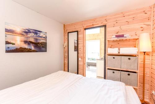 ein Schlafzimmer mit einem weißen Bett und einem Fenster in der Unterkunft Drevernos kempingas in Dreverna