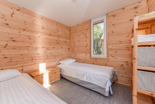Postel nebo postele na pokoji v ubytování Drevernos kempingas
