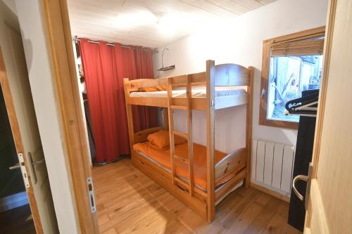 a small room with two bunk beds in it at petite maison à Huez in LʼHuez