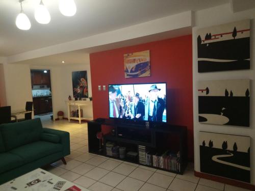 Una televisión o centro de entretenimiento en Naths Apartment