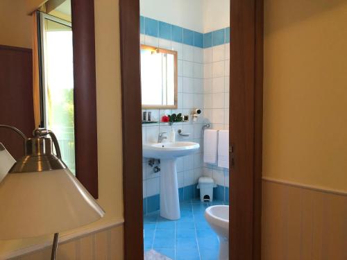 uma casa de banho com um lavatório e um WC em Villa Julia em Pompeia