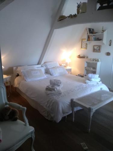 a bedroom with a white bed and a lamp at Lamaison du phare honfleur chambres d'hotes et jacuzzi privé in Honfleur