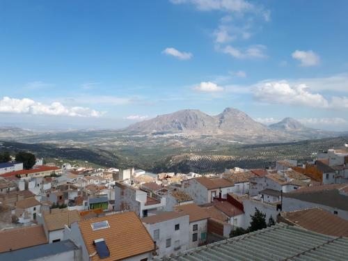a view of a town with mountains in the background at Casa Rural Lunares y Salinera in Albanchez de Magina