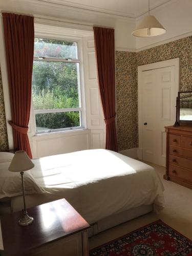 Un pat sau paturi într-o cameră la Thurdistoft Farmhouse, Dunnetbay accommodation