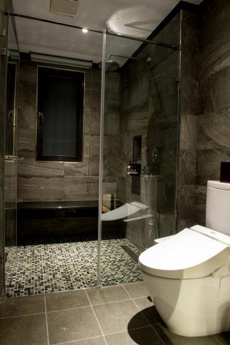 He-Jia Hotelにあるバスルーム