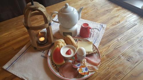 un plato de comida con huevos y pan en una mesa en Åsele Camping, en Åsele