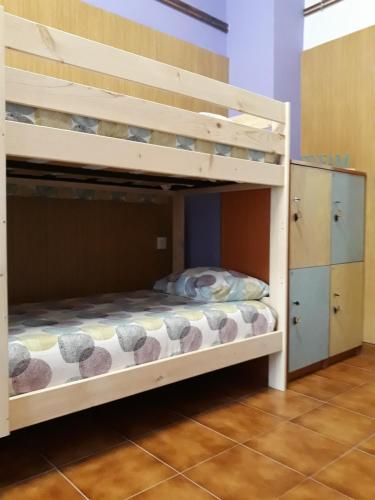 a bunk bed in a room with a bunk bedutenewayangering at Albergue La Vargona in Camaleño