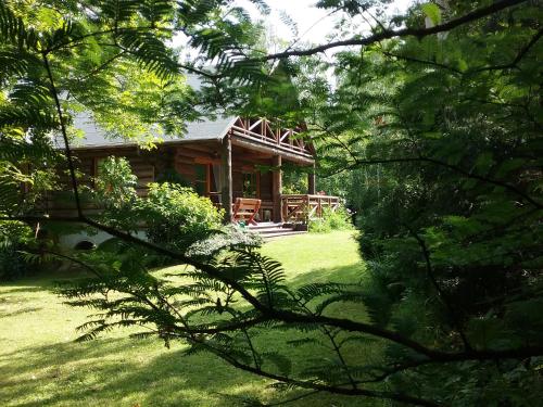 a log cabin in the middle of a yard at Amigówka in Wieliczka
