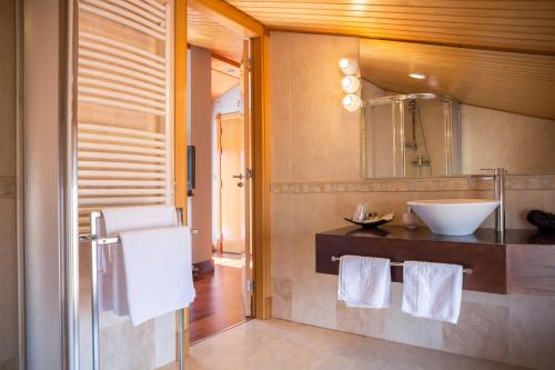 a bathroom with a sink and a mirror at Hostal Fuentefria in Abejar