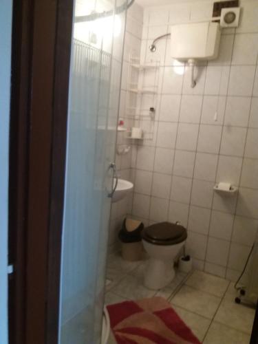 ミシュコルツにあるLillafüred Kapuja Hotelのトイレと洗面台付きのバスルーム