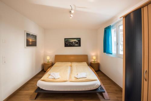 Tempat tidur dalam kamar di Holiday Apartment Alpenblick