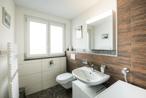 Kylpyhuone majoituspaikassa Holiday Apartment Alpenblick