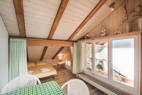 Pokój z łóżkiem i dużym oknem w obiekcie Holiday Apartment Heidi w mieście Brienz