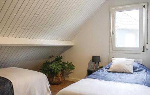 a bedroom with a bed and a window at Vakantiewoning aan het Veerse meer in Wolphaartsdijk