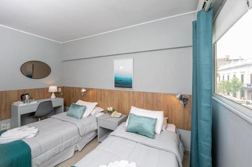 Un pat sau paturi într-o cameră la Urbano Hotel
