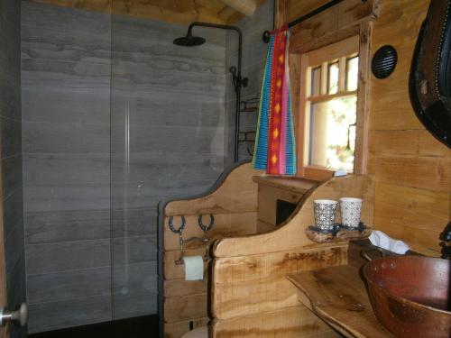 baño con ducha en una cabaña de madera en Chambre d'hôte atypique "trappeur" West little ranch, en Guiscriff