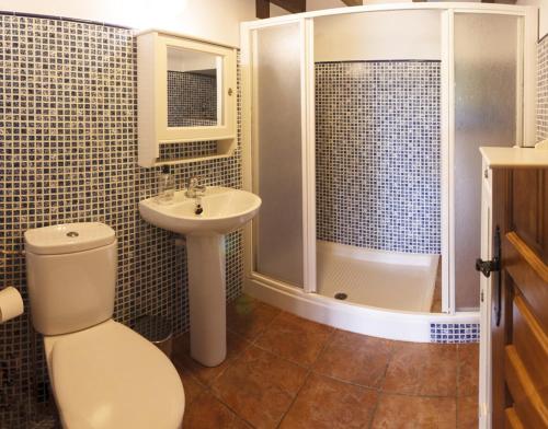 Koupelna v ubytování Apartamentos Miradorderodiles la RIA