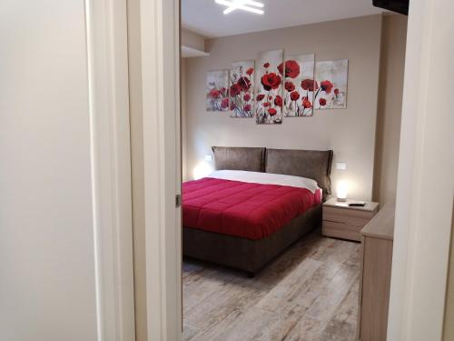 a bedroom with a bed with a red blanket at Appartamento "Il Vicolo" in Peschiera del Garda