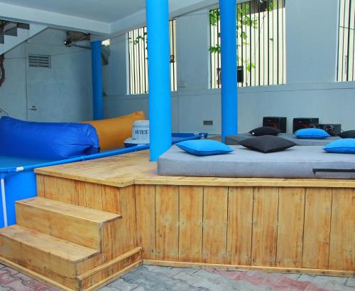 Un pat sau paturi într-o cameră la J Walker Hostel