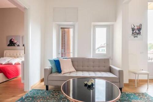 - un salon avec un canapé et une table en verre dans l'établissement Flawless Duomo Apartment, à Florence