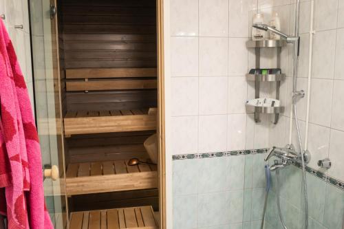 Ett badrum på Little house with sauna