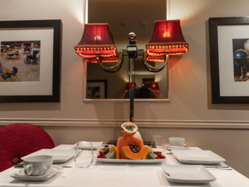 een tafel met twee lampen en een bord eten erop bij Guest House Douro in Porto