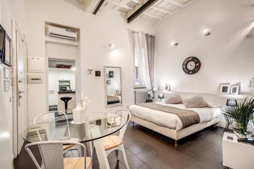 ローマにあるTrastevere Miracle Suiteのベッドルーム1室(ベッド1台、ガラス張りのテーブル付)