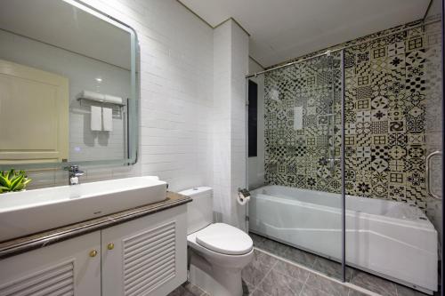 A bathroom at HanoiOi Hotel