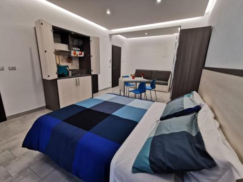 Schlafzimmer mit einem Bett und einem Tisch mit Stühlen in der Unterkunft A casa di Lina & Lello in Syrakus