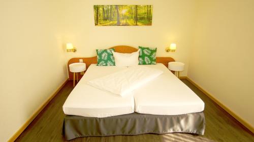 Ένα ή περισσότερα κρεβάτια σε δωμάτιο στο gut-Hotel Tannenhof