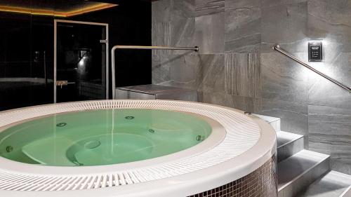 a bathroom with a jacuzzi tub in a room at Apartmán LIANA Hrebienok C107 in Smokovce
