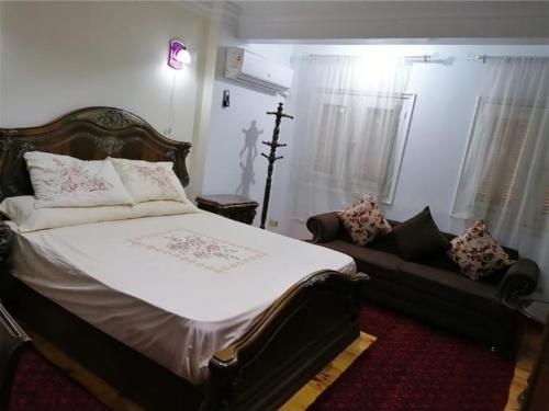 En eller flere senger på et rom på Private Family Apartment in Dokki