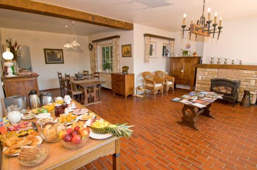 a living room with a table full of food at De Zilveren Helm in Halen