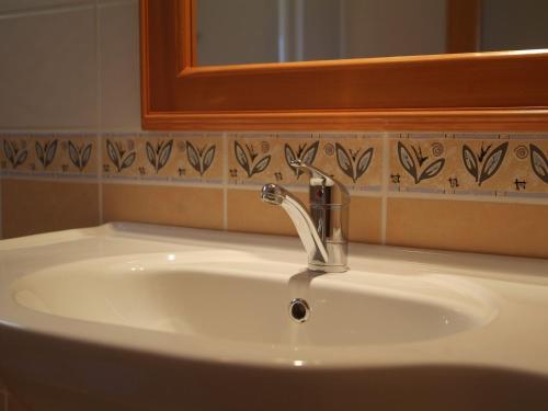 Bilik mandi di Sea Breeze Hotel and Apartments