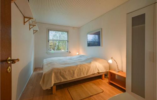 Habitación pequeña con cama y ventana en Lovely Home In Slagelse With Wifi, en Slagelse