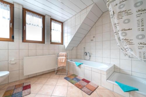 a bathroom with a tub and a toilet and a sink at Fewo im Naturpark in Spiegelberg