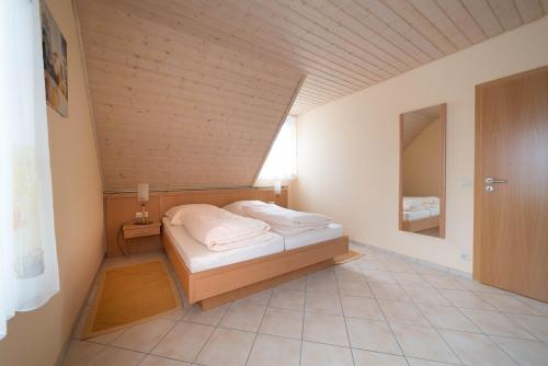 a small bedroom with a bed in a room at Fewo im Naturpark in Spiegelberg