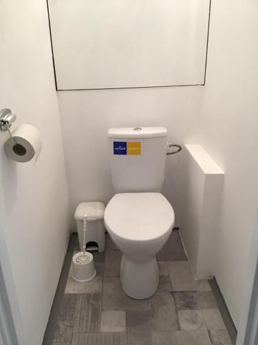 mała łazienka z toaletą i lustrem w obiekcie Apartmán pod Smrkem w mieście Nové Město pod Smrkem
