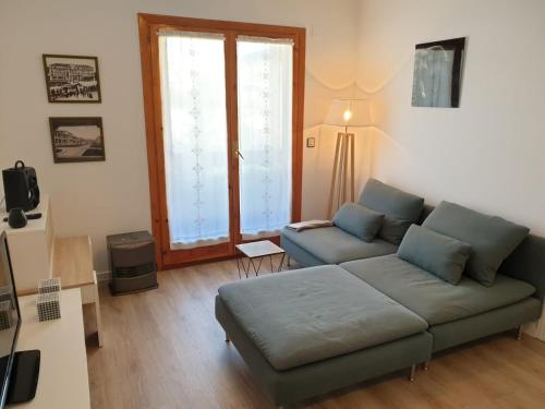 ein Wohnzimmer mit einem Sofa und einem Fenster in der Unterkunft Apartamento Montes blancos in Jaca