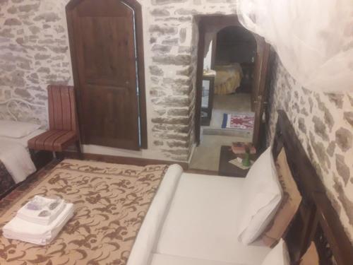 una casa de muñecas con cama y una habitación con puerta en Nimet Hanım Konağı en Safranbolu