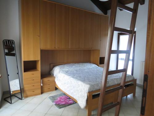 een slaapkamer met een stapelbed en een ladder bij Maison Jasmine in Aosta