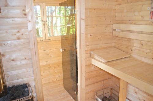 un sauna en bois avec un banc et une fenêtre dans l'établissement Villa Orangère Chambre et table d'hôtes, à Bonneuil-Matours