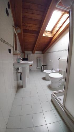 La salle de bains est pourvue de 2 lavabos et de 2 toilettes. dans l'établissement Casa De Giorgis, à Aoste