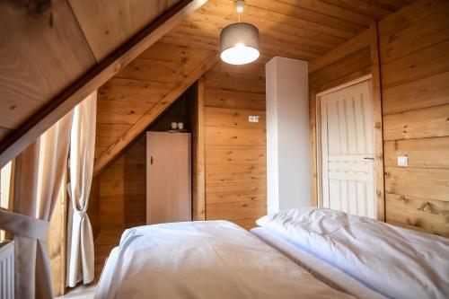 Postel nebo postele na pokoji v ubytování Domek Górski Zakątek z Jacuzzi