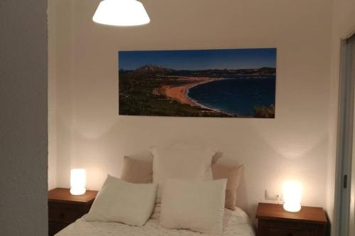 une chambre avec un lit et deux lumières sur deux tables de nuit dans l'établissement APARTAMENTO VISTA MAR LA TORTUGA, à Tarifa